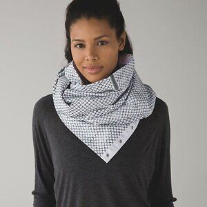 Lululemon Vinyasa Scarf Fleece Dottie Eyelet White Black / White